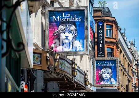 Londra, Regno Unito. 8 giugno 2021. Indicazioni per Les Miserables al teatro Sondheim su Shaftesbury Avenue. Mentre i teatri del West End sono aperti, possono funzionare solo al 50% della capacità di pubblico in base alle attuali restrizioni. Continuano le preoccupazioni circa l'impatto della cosiddetta variante indiana sul completo allentamento delle restrizioni di blocco il 21 giugno. Credit: Stephen Chung / Alamy Live News Foto Stock