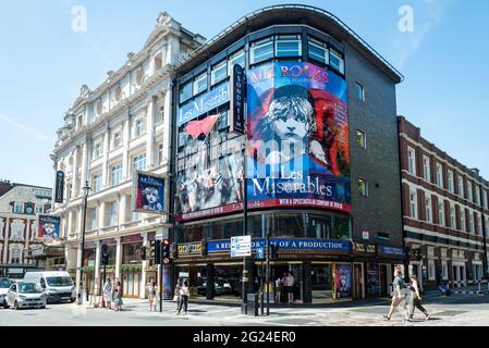 Londra, Regno Unito. 8 giugno 2021. Les Miserables al teatro Sondheim su Shaftesbury Avenue. Mentre i teatri del West End sono aperti, possono funzionare solo al 50% della capacità di pubblico in base alle attuali restrizioni. Continuano le preoccupazioni circa l'impatto della cosiddetta variante indiana sul completo allentamento delle restrizioni di blocco il 21 giugno. Credit: Stephen Chung / Alamy Live News Foto Stock