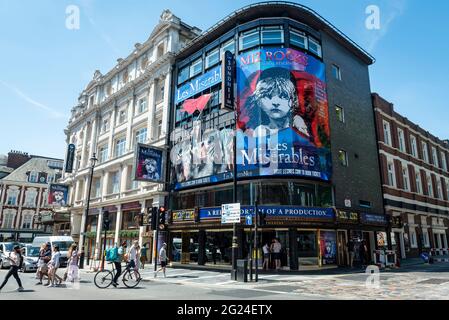 Londra, Regno Unito. 8 giugno 2021. Les Miserables al teatro Sondheim su Shaftesbury Avenue. Mentre i teatri del West End sono aperti, possono funzionare solo al 50% della capacità di pubblico in base alle attuali restrizioni. Continuano le preoccupazioni circa l'impatto della cosiddetta variante indiana sul completo allentamento delle restrizioni di blocco il 21 giugno. Credit: Stephen Chung / Alamy Live News Foto Stock