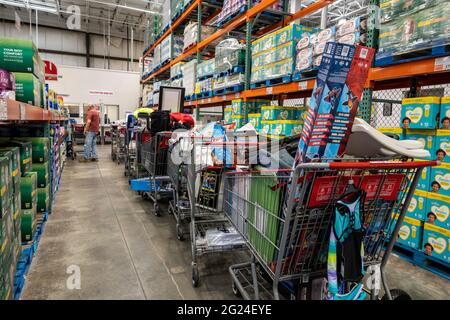 Carrelli per la spesa riempiti con prodotti selezionati in attesa di consegna, Costco Warehouse Store, ma, USA Foto Stock