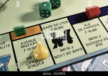 Versione in lingua francese del gioco da tavolo monopolistico. Foto Stock