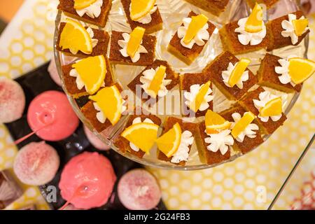biscotto arancione su un tavolo a buffet vista dall'alto Foto Stock