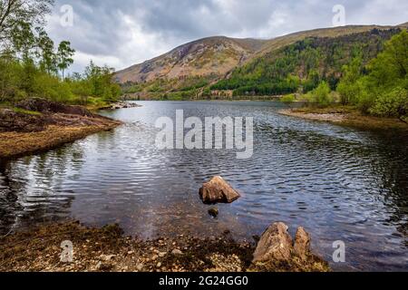 Una vista di Helvellyn da Dob Gill attraverso Thirlmere Reservoir, Lake District, Inghilterra Foto Stock