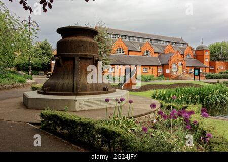 Il telaio per la campana del Grande Paolo, Loughborough Queen's Park. Una storica campana usata per lanciare la Grande Campana Paolo che pende nella Cathed di San Paolo Foto Stock