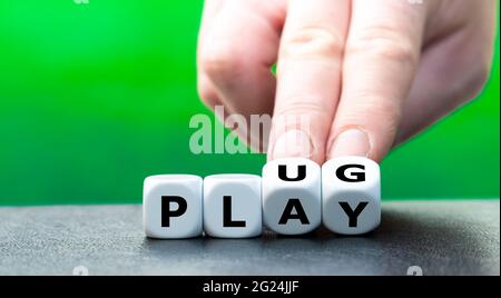 I dadi formano le parole 'plug' e 'play'. Foto Stock