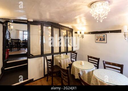 L'interno delle Moat Tea Rooms si trova al 67 di Burgate, Whitefriars Canterbury, Kent, Inghilterra, Regno Unito. Foto Stock