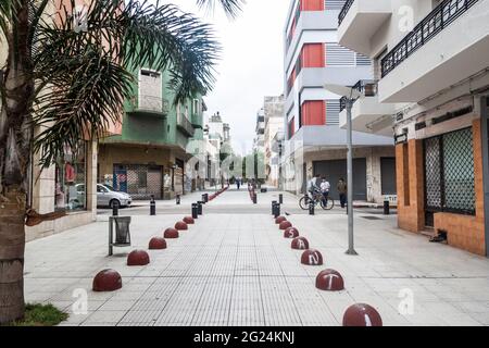 MONTEVIDEO, URUGUAY - FEB 19, 2015: Vista di una strada nel centro di Montevideo. Foto Stock