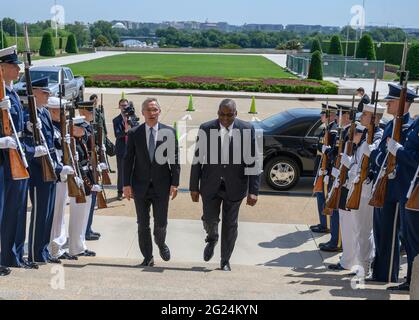 Arlington, Stati Uniti d'America. 07 giugno 2021. Il Segretario della Difesa degli Stati Uniti Lloyd J. Austin III, destra, scorta il Segretario Generale della NATO Jens Stolenberg all'arrivo al Pentagono 7 giugno 2021 ad Arlington, Virginia. Credit: Planetpix/Alamy Live News Foto Stock