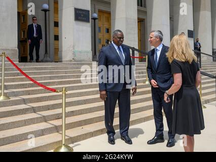 Arlington, Stati Uniti d'America. 07 giugno 2021. Il Segretario della Difesa degli Stati Uniti Lloyd J. Austin III, a sinistra, cammina il Segretario Generale della NATO Jens Stolenberg al suo veicolo dopo l'incontro bilaterale al Pentagono 7 giugno 2021 ad Arlington, Virginia. Credit: Planetpix/Alamy Live News Foto Stock