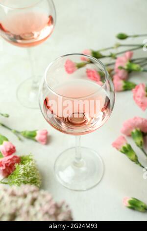 Bicchieri di vino rosa e fiori bellissimi Foto Stock