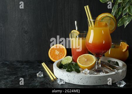 Cocktail e ingredienti all'alba a base di tequila su sfondo scuro Foto Stock