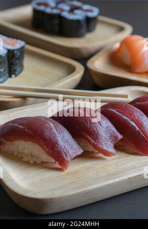 Varietà di sushi e nigiri sul tavolo del ristorante. Messa a fuoco selettiva Foto Stock