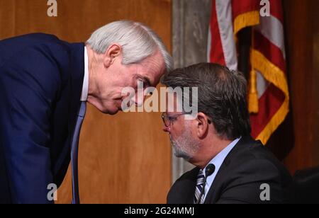 Il senatore Gary Peters (D-MI) (R) parla con il senatore Rob Portman (R-OH) nel ruolo di Joseph Blount, JR., Presidente e Chief Executive Officer, Colonial Pipeline partecipa a un'audizione per esaminare le minacce alle infrastrutture critiche, concentrandosi sull'esame dell'attacco informatico della oleodotto coloniale al Campidoglio degli Stati Uniti a Washington, DC, USA, l'8 giugno, 2021. Foto di Caballero-Reynolds Andrew/Pool/ABACAPRESS.COM Foto Stock