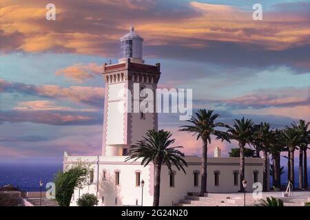 Splendido Faro di Cap Spartel vicino alla città di Tangeri e Gibilterra, il Marocco in Africa Foto Stock