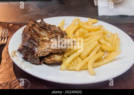 Bistecca con patatine al ristorante Mercado del Puerto a Montevideo, Uruguay Foto Stock