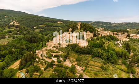 Splendida vista aerea del borgo medievale toscano di Cetona, eletto uno dei borghi più belli d'Italia. Foto Stock
