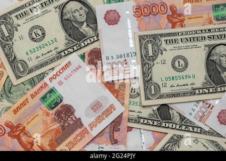 Un dollaro e cinquemila rubli banconote in contanti. Concetto aziendale Foto Stock