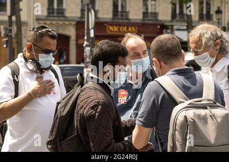 Parigi, Francia, 08 giugno 2021. GLI unionisti DI Parigi CGT si riuniscono di fronte al ristorante McDonald's a Bld Magenta, a sostegno del loro compagno, convocando due attivisti della CGT ad un'intervista di licenziamento. Parigi, Francia, il 08 giugno 2021. Foto di Pierrick Villette/Avenir Pictures/ABACAPRESS.COM Foto Stock