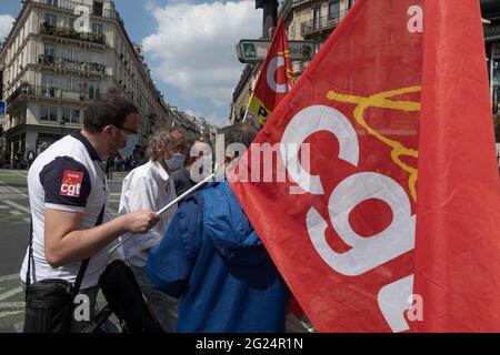 Parigi, Francia, 08 giugno 2021. GLI unionisti DI Parigi CGT si riuniscono di fronte al ristorante McDonald's a Bld Magenta, a sostegno del loro compagno, convocando due attivisti della CGT ad un'intervista di licenziamento. Parigi, Francia, il 08 giugno 2021. Foto di Pierrick Villette/Avenir Pictures/ABACAPRESS.COM Foto Stock