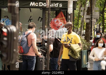 Parigi, Francia, 08 giugno 2021. GLI unionisti DI Parigi CGT si riuniscono di fronte al ristorante McDonald's a Bld Magenta, a sostegno del loro compagno, convocando due attivisti della CGT ad un'intervista di licenziamento. Parigi, Francia, il 08 giugno 2021. Foto di Pierrick Villette/Avenir Pictures/ABACAPRESS.COM Foto Stock