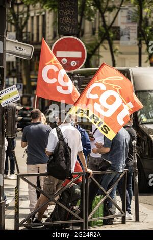 Parigi, Francia, 08 giugno 2021. GLI unionisti DI Parigi CGT si riuniscono di fronte al ristorante McDonald's a Bld Magenta, a sostegno del loro compagno, convocando due attivisti della CGT ad un'intervista di licenziamento. Parigi, Francia, il 08 giugno 2021. Foto di Pierrick Villette/Avenir Pictures/ABACAPRESS.COM Foto Stock