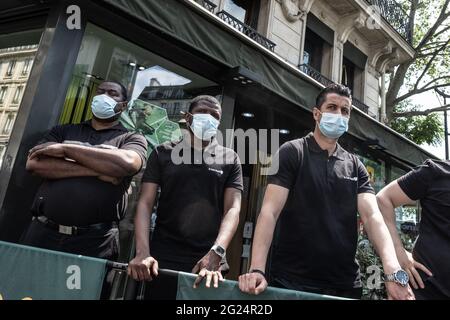 Parigi, Francia, 08 giugno 2021. GLI unionisti DI Parigi CGT si riuniscono di fronte al ristorante McDonald's a Bld Magenta, a sostegno del loro compagno, convocando due attivisti della CGT ad un'intervista di licenziamento. Parigi, Francia, il 08 giugno 2021. Foto di Pierrick Villette/Avenir Pictures/ABACAPRESS.COM Foto Stock