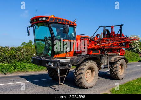 2012 irroratrici SAM; Sands Vision 4.0 30M irroratrici agricole self-​propelled per colture che guidano su strade di campagna a Congelton, Regno Unito Foto Stock