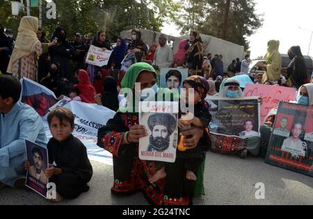 I parenti delle persone scomparse stanno organizzando un raduno di protesta per il recupero della loro amata, a Quetta martedì 08 giugno 2021. Foto Stock