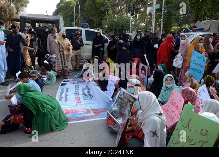 I parenti delle persone scomparse stanno organizzando un raduno di protesta per il recupero della loro amata, a Quetta martedì 08 giugno 2021. Foto Stock