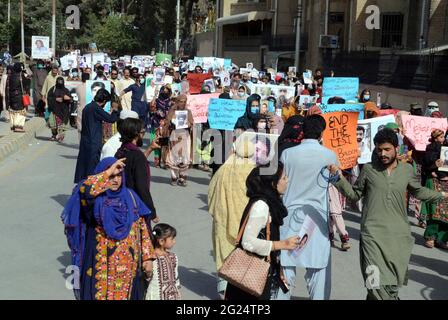 I parenti delle persone scomparse stanno organizzando un raduno di protesta per il recupero della loro amata, a Quetta martedì 08 giugno 2021. Foto Stock