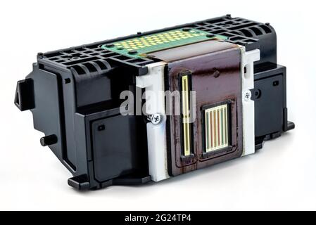 Un primo piano degli ugelli di stampa e dei contatti elettrici nella testina della stampante a getto d'inchiostro, isolati su uno sfondo bianco. Foto Stock