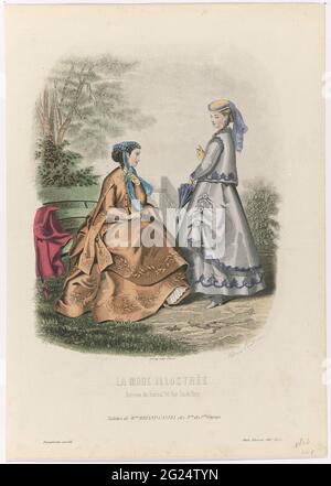 La Mode Illustrée, 1867, No. 20: Toilettes De Mme Breant-Castel (...). Due donne all'aperto, una di esse si siede su una panchina da giardino. Secondo la didascalia, sono vestiti in ensemble di Bréant-Castel. Stampa dalla rivista la Mode Illustrée mode (1860-1937). Foto Stock