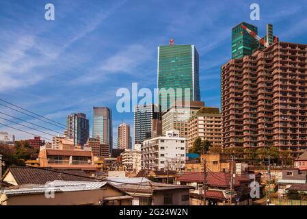 Contrasto a Tokyo. Grattacieli moderni ed edifici in vecchio stile affiancati nel quartiere di Roppongi Foto Stock