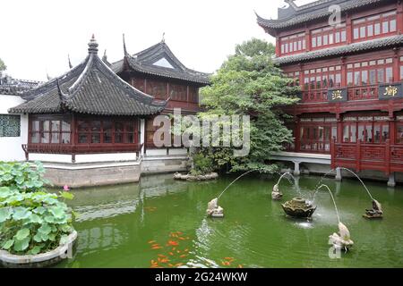 Fontana del pesce nello Stagno di Yu o Giardino Yuyuan (che significa Giardino della felicità) a Huangpu Qu, Città Vecchia di Shanghai, Repubblica popolare Cinese. Foto Stock