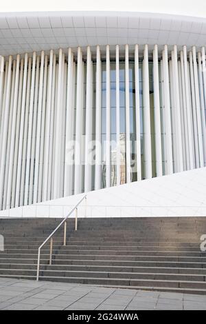 Europa, Lussemburgo, Lussemburgo, Kirchberg, la Philharmonie (Grande Duchesse Joséphine-Charlotte Concert Hall) con pilastri in acciaio bianco per facciate Foto Stock