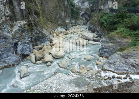 Bella e pace di nascondere il fiume nel Parco Nazionale di Toroko a Taiwan Foto Stock