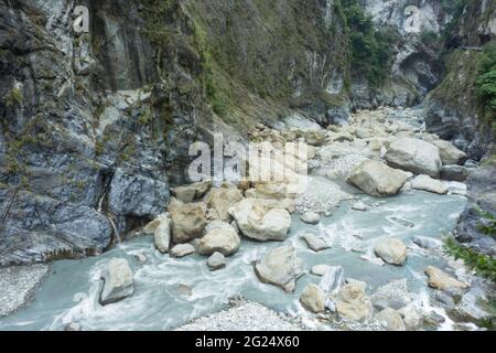 Bella e pace di nascondere il fiume nel Parco Nazionale di Toroko a Taiwan Foto Stock