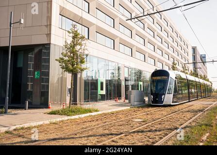 Europa, Lussemburgo, Lussemburgo, Kirchberg, uffici di passaggio del tram moderno vicino al Centro Congressi europeo Foto Stock