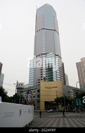 Maxdo Center Skyscraper nel distretto di Changning a 241 metri di altezza con 55 piani, a Shanghai, Repubblica popolare Cinese Foto Stock