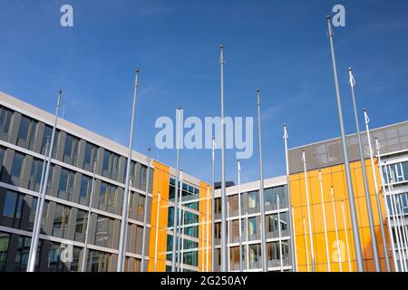 Europa, Lussemburgo, Lussemburgo, Kirchberg, Europaarlament Building (Parlement Européen) con cortile interno e polacchi di bandiera Foto Stock