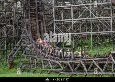 MegaFobia nel suo ventesimo anno con speciale livrea in treno al parco a tema Oakwood Galles Foto Stock