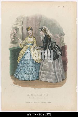 La Fashion Illustrée, 1869, n. 27: Toilette De Melles Raboin (...). Due donne in una mostra. Uno di essi punta a un dipinto mentre si sfoglia l'opuscolo della persona. Sullo sfondo alcuni altri visitatori. Secondo la didascalia: Ensemble di Raboin. Stampa dalla rivista la Mode Illustrée mode (1860-1937). Foto Stock