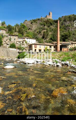 Les Puits du Trésor Restaurant dans l'ancienne usine textile et, au-delà, la tour de Quertinheux, à Lastours 11600, Francia. Foto Stock