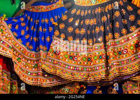 Artigianato colorato in vendita nel Giardino della Legge. Ahmedabad Foto Stock