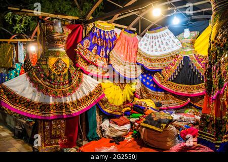 Artigianato colorato in vendita nel Giardino della Legge. Ahmedabad Foto Stock