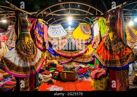 Artigianato colorato in vendita nel Giardino della Legge. Ahmedabad Foto Stock