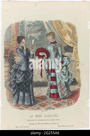 La Fashion Illustrée, 1883, n. 49: Toilette De Mme Coussinet (...). Due donne in interni, vestite in abiti con touring del Coopsinet. Una donna guarda il suo orecchino in uno specchio per le mani. L'altra donna ha un cappello con piume e nastri di prua in mano. Stampa dalla rivista la Mode Illustrée mode (1860-1937). Foto Stock