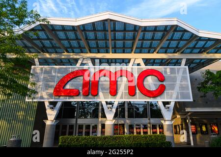 Woodinville, WA, USA - 07 giugno 2021; AMC film theater anteriore incandescente nel tramonto sole con il nome brillare rosso brillante Foto Stock