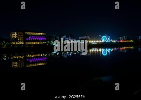 Ahmedabad di fronte al fiume di notte Foto Stock