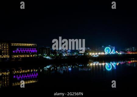 Ahmedabad di fronte al fiume di notte Foto Stock